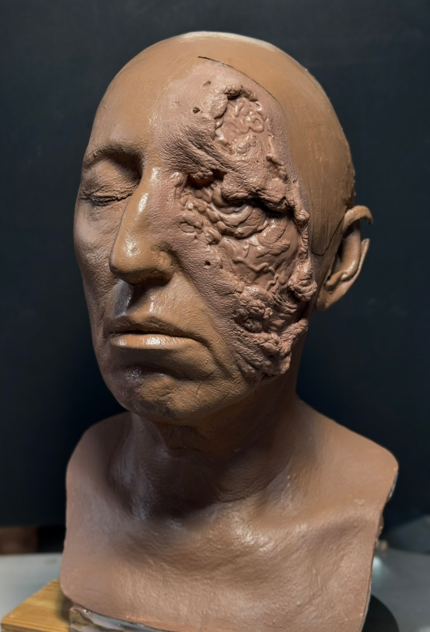 Busto con escultura de heridas para Día de caza