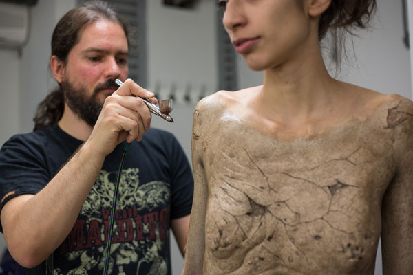 Aplicación del maquillaje corporal de Maus